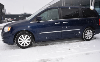 Minivans Chrysler Town & Country 2016 Granatowy