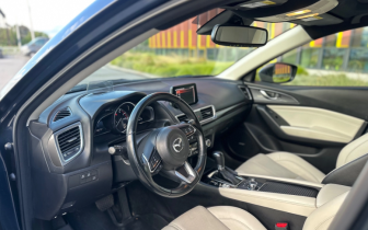 Hatchbacks Mazda 3 2018 Granatowy