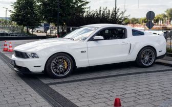 Coupet Ford Mustang GT 2011 Biały