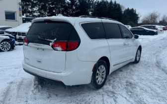 Minivans Chrysler  Pacifica 2017 White