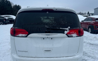 Minivans Chrysler  Pacifica 2017 White