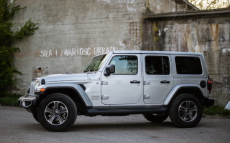 SUVs Jeep  Wrangler Unlimited 3.6 Automatik Sahara 2023 Srebrny