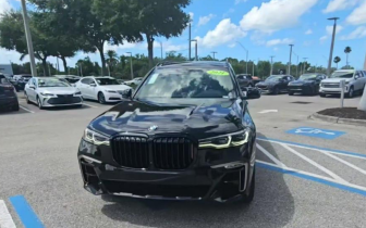 suv BMW  X7 M50i 2021 Granatowy