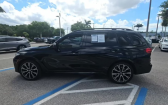 suv BMW  X7 M50i 2021 Granatowy