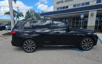 suv BMW  X7 M50i 2021 Granatowy