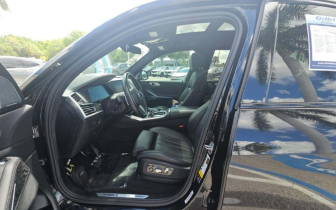 suv BMW  X7 M50i 2021 Granatowy