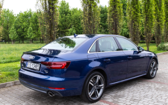 sedan Audi  A4 Limousine  2018 Granatowy