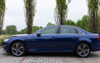 sedan Audi  A4 Limousine  2018 Granatowy