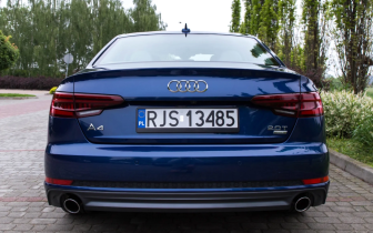 sedan Audi  A4 Limousine  2018 Granatowy