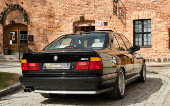 sedan BMW  M5 1991 Czarny