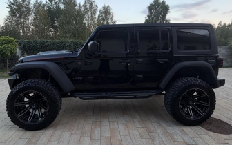 SUVs    Czarny
