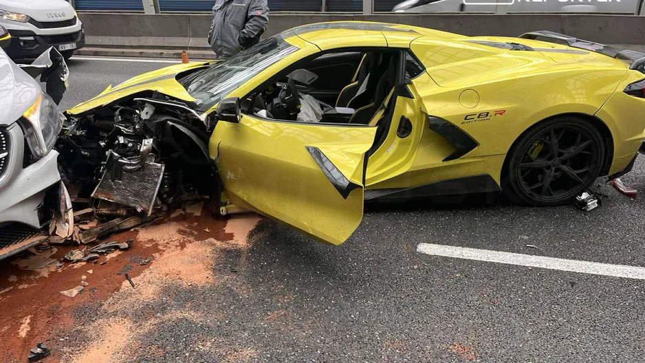 chevroletcorvettestingrayc8reditionuderzyłwtrzysamochody | W8 Shipping