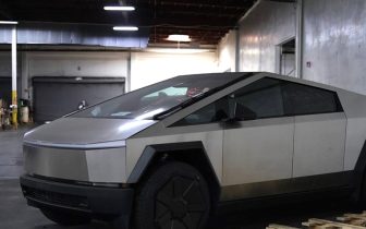 Pickups TESLA CYBERTRUCK 2024 Srebrny