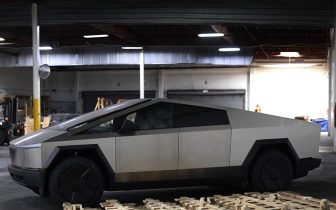 Pickups TESLA CYBERTRUCK 2024 Srebrny