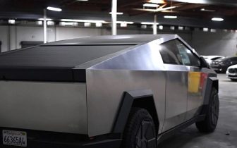 Pickups TESLA CYBERTRUCK 2024 Srebrny