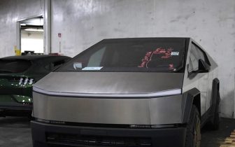 Pickups TESLA CYBERTRUCK 2024 Srebrny