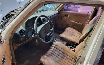 Sedans Mercedes-Benz 300 1983 Biały