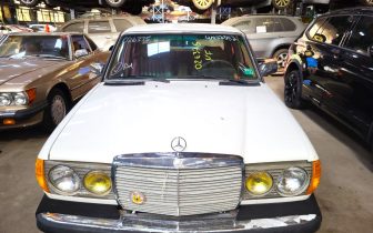 Sedans Mercedes-Benz 300 1983 Biały